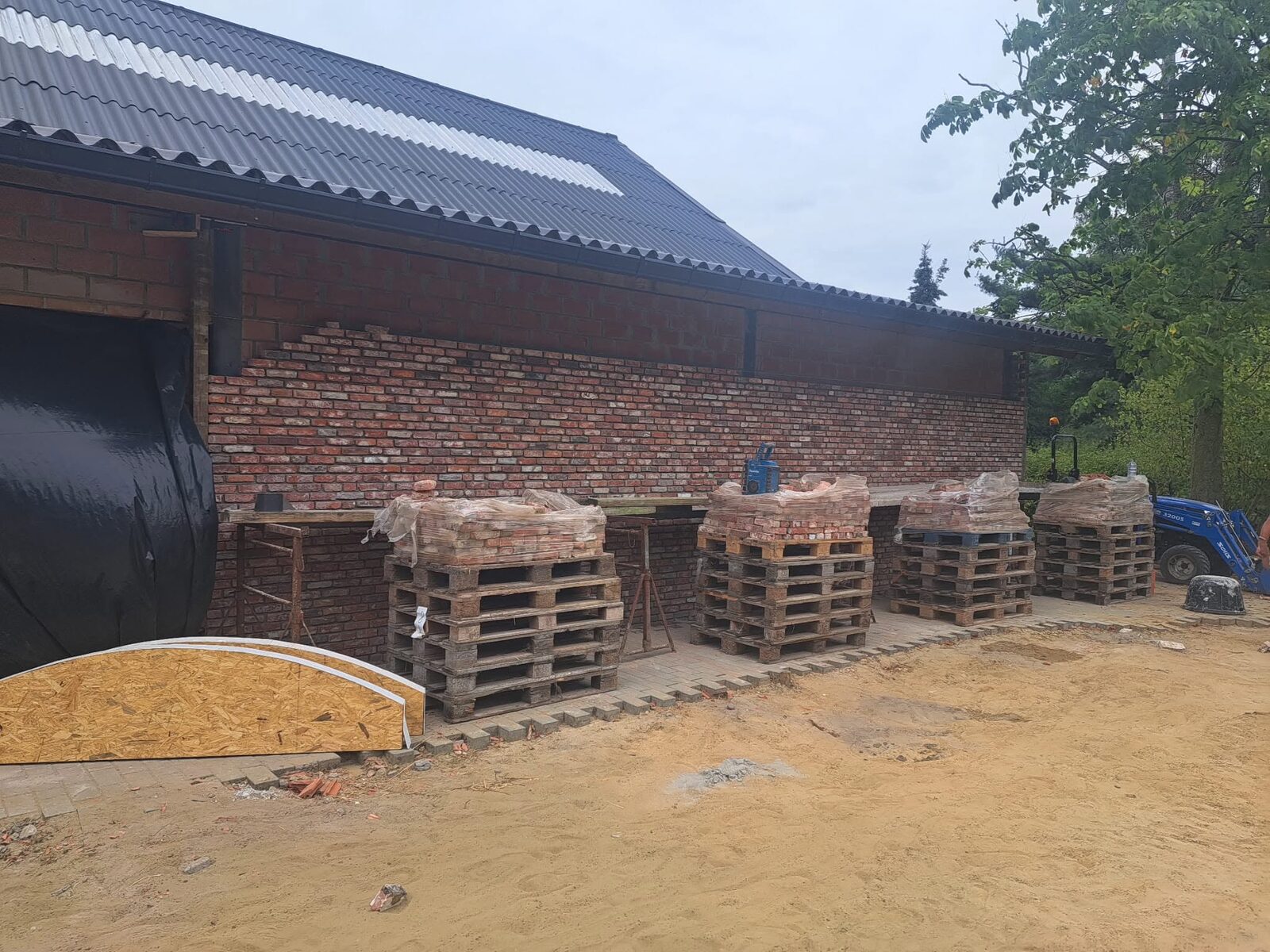 Nieuwe dakbedekking en gevelsteen