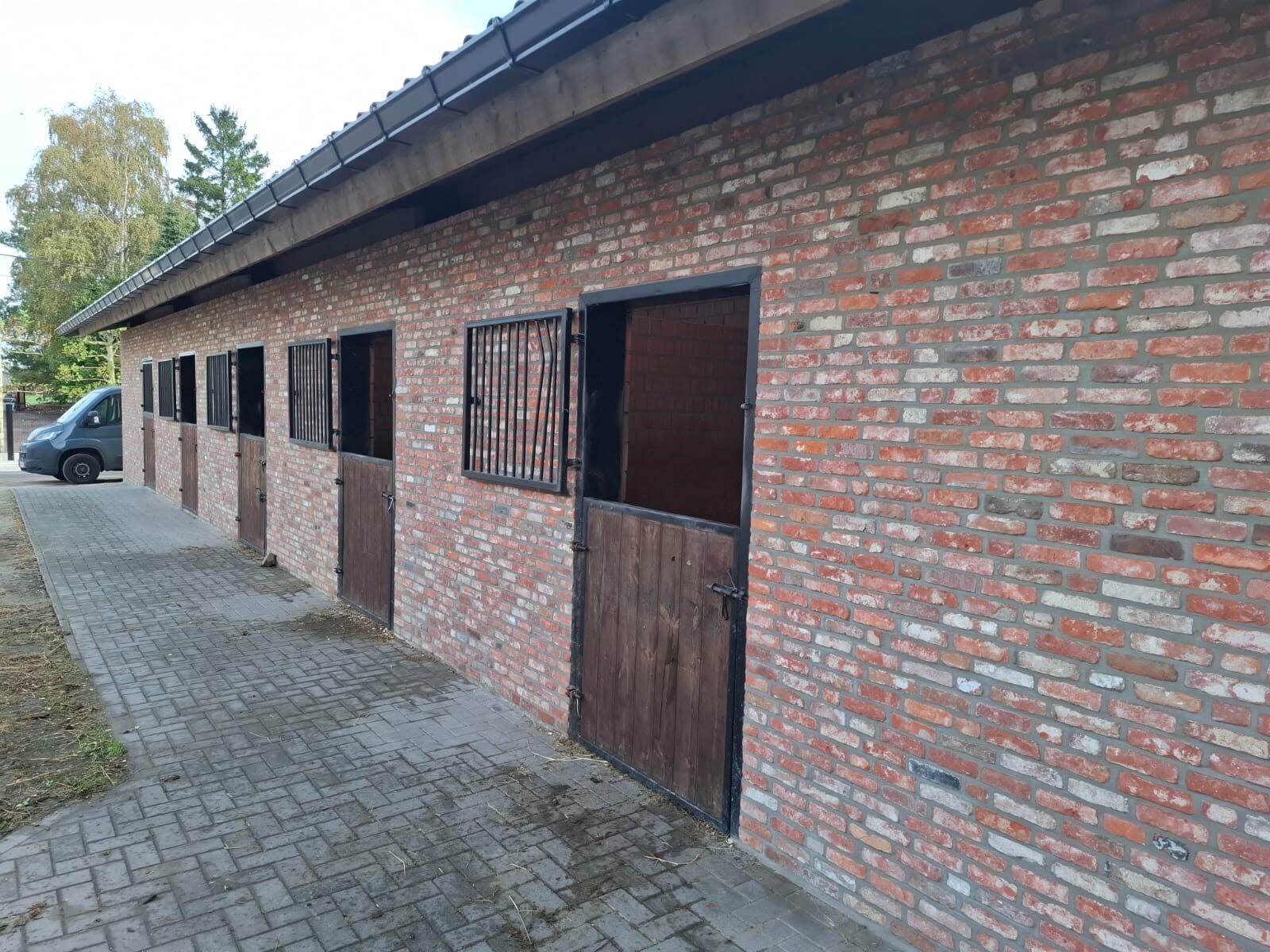 Paardenstallen met houten deuren