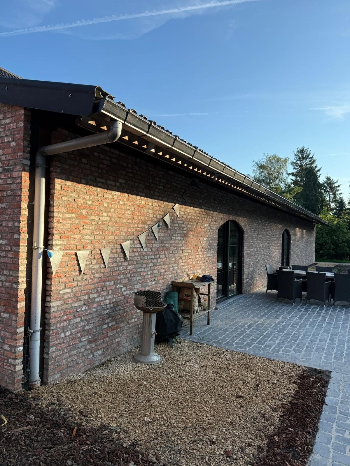 Overdekt terras met kasseien