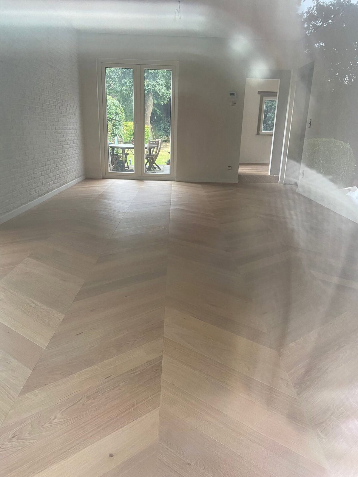 Lichte kamer met visgraatparket