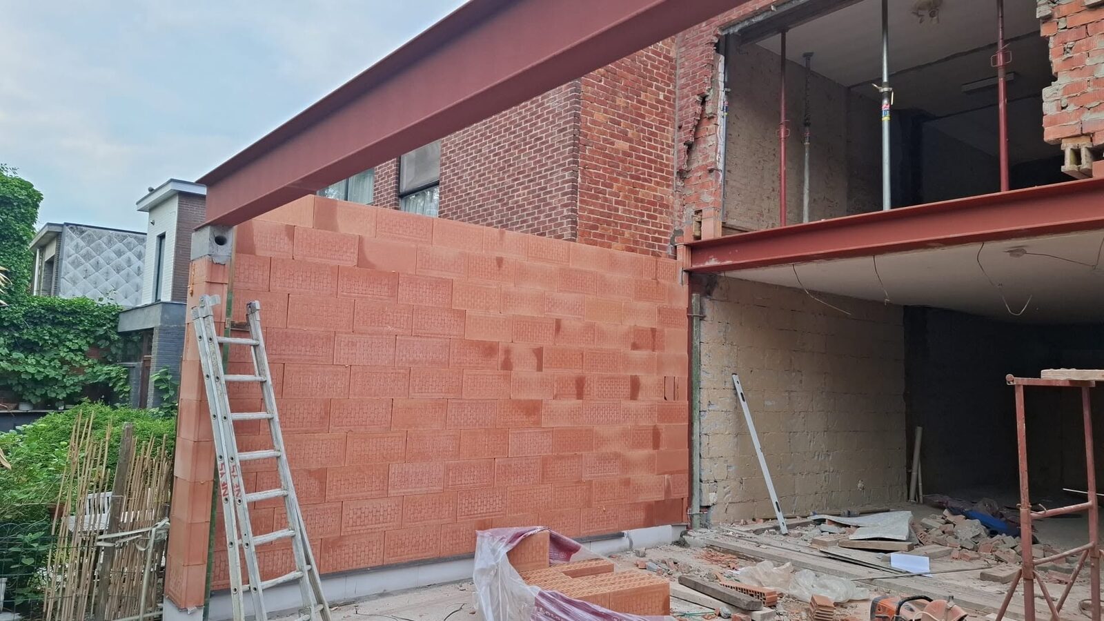Nieuw metselwerk van de achterbouw