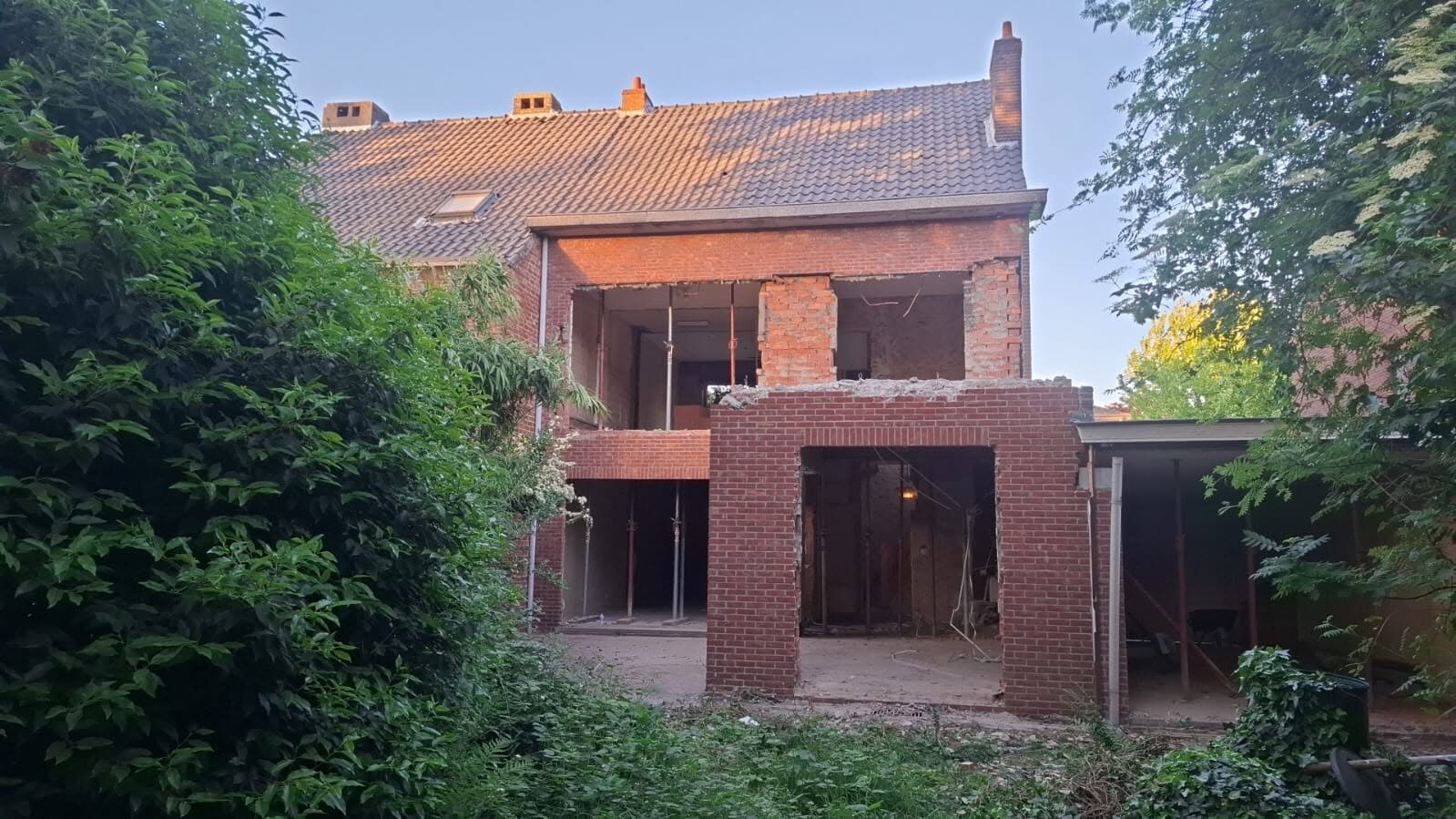 Een achtergevel eruit, een poutrel erin