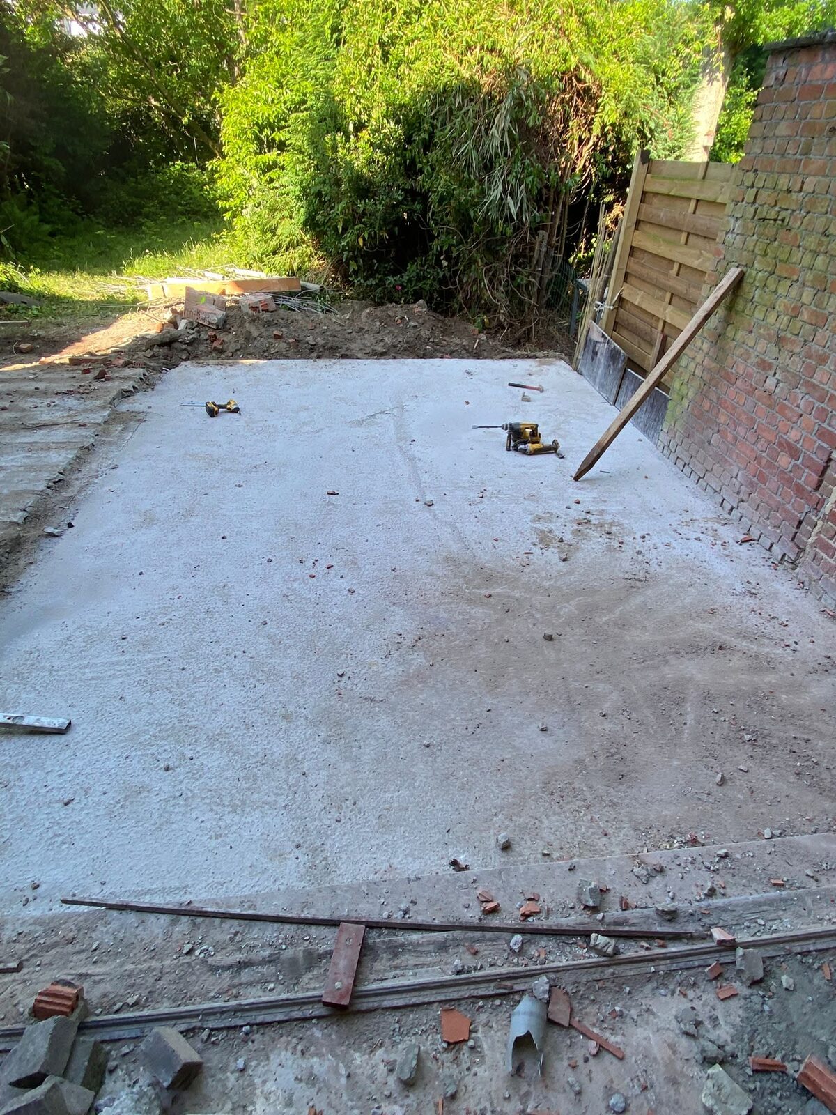 Nieuwe vloerplaat in de tuin