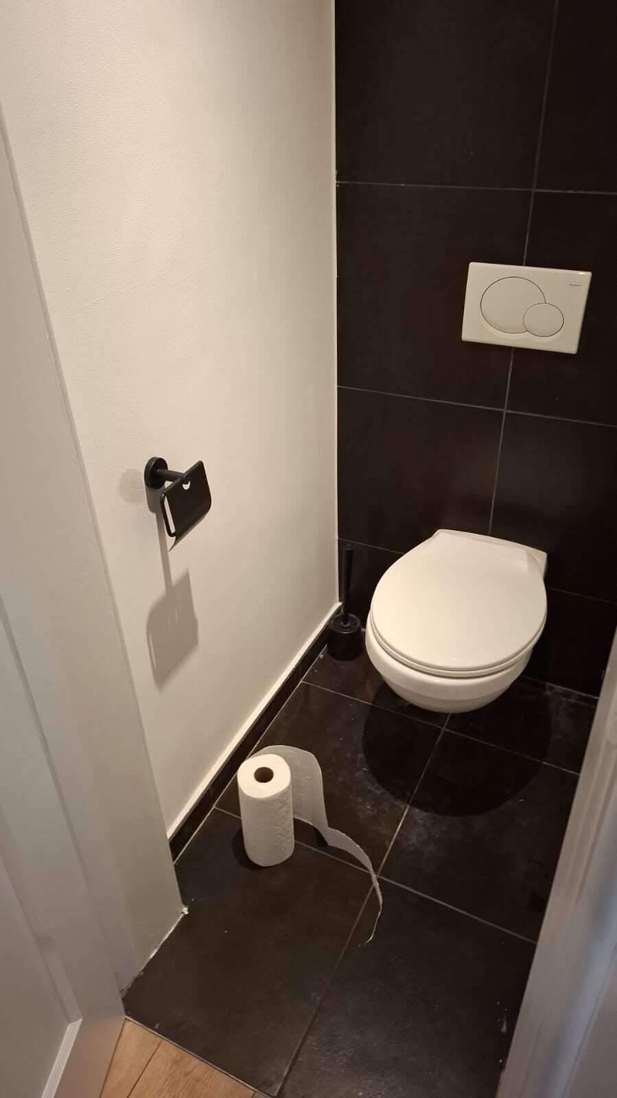 Nieuwe badkamer met hangtoilet
