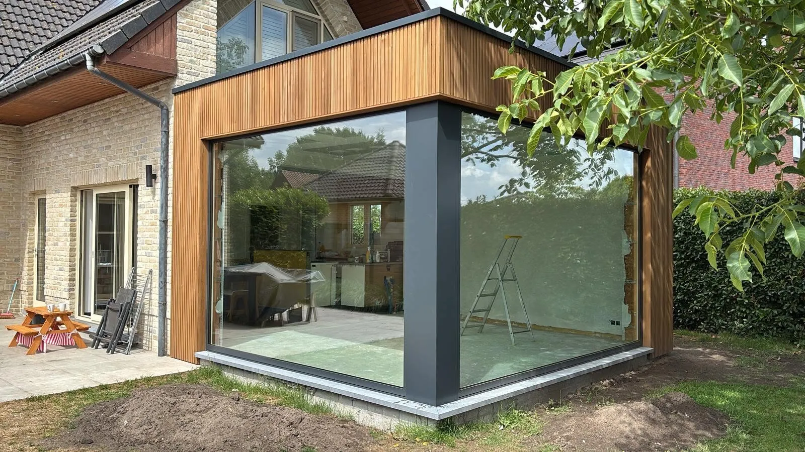 Afgewerkte glazen achterbouw