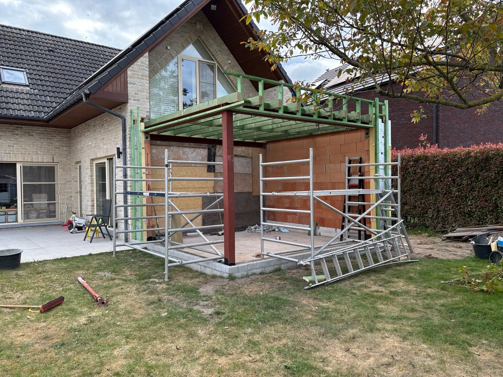 Ruwbouw met steiger op de fundering