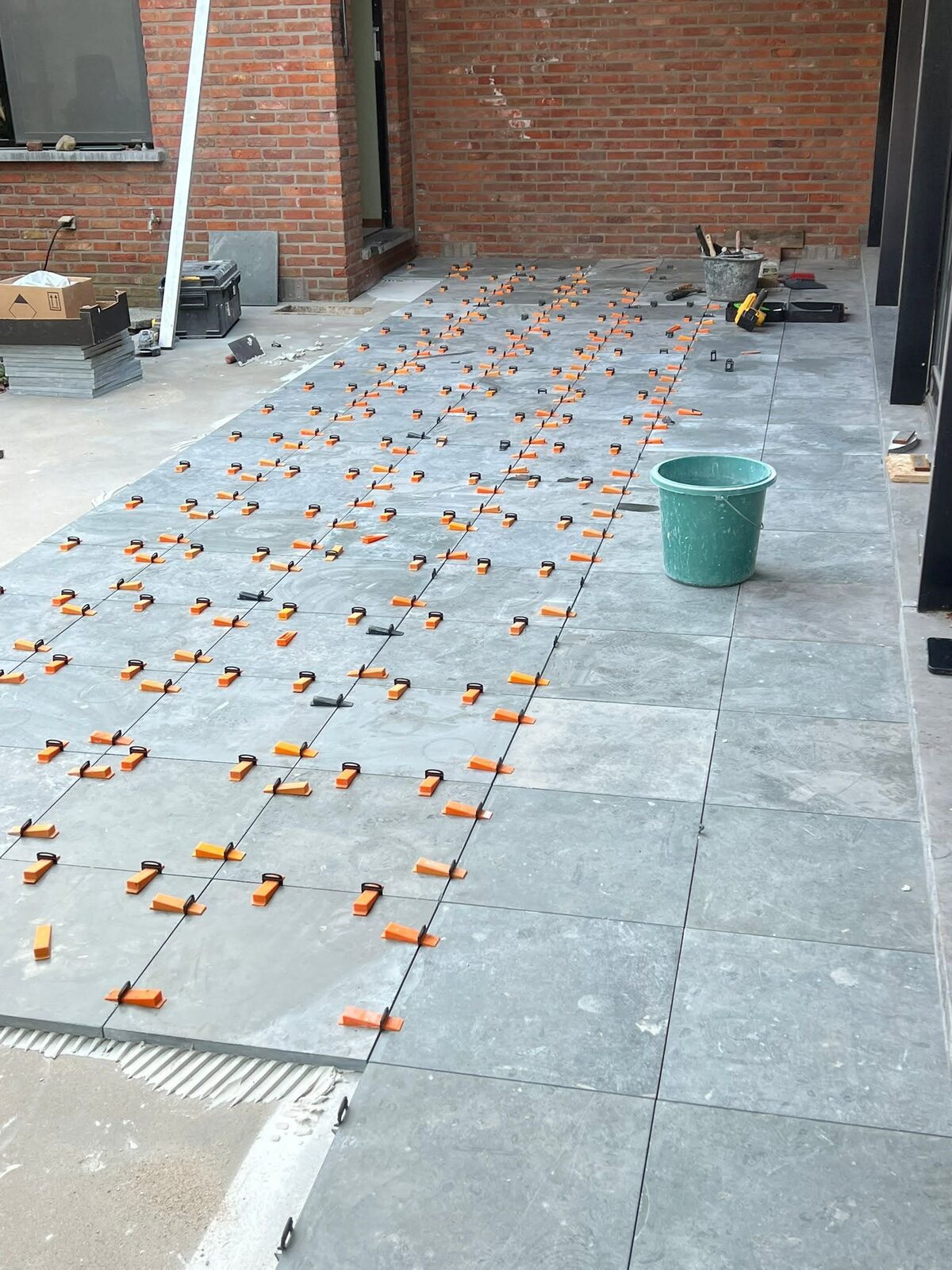 Tegels met nivelleerclips