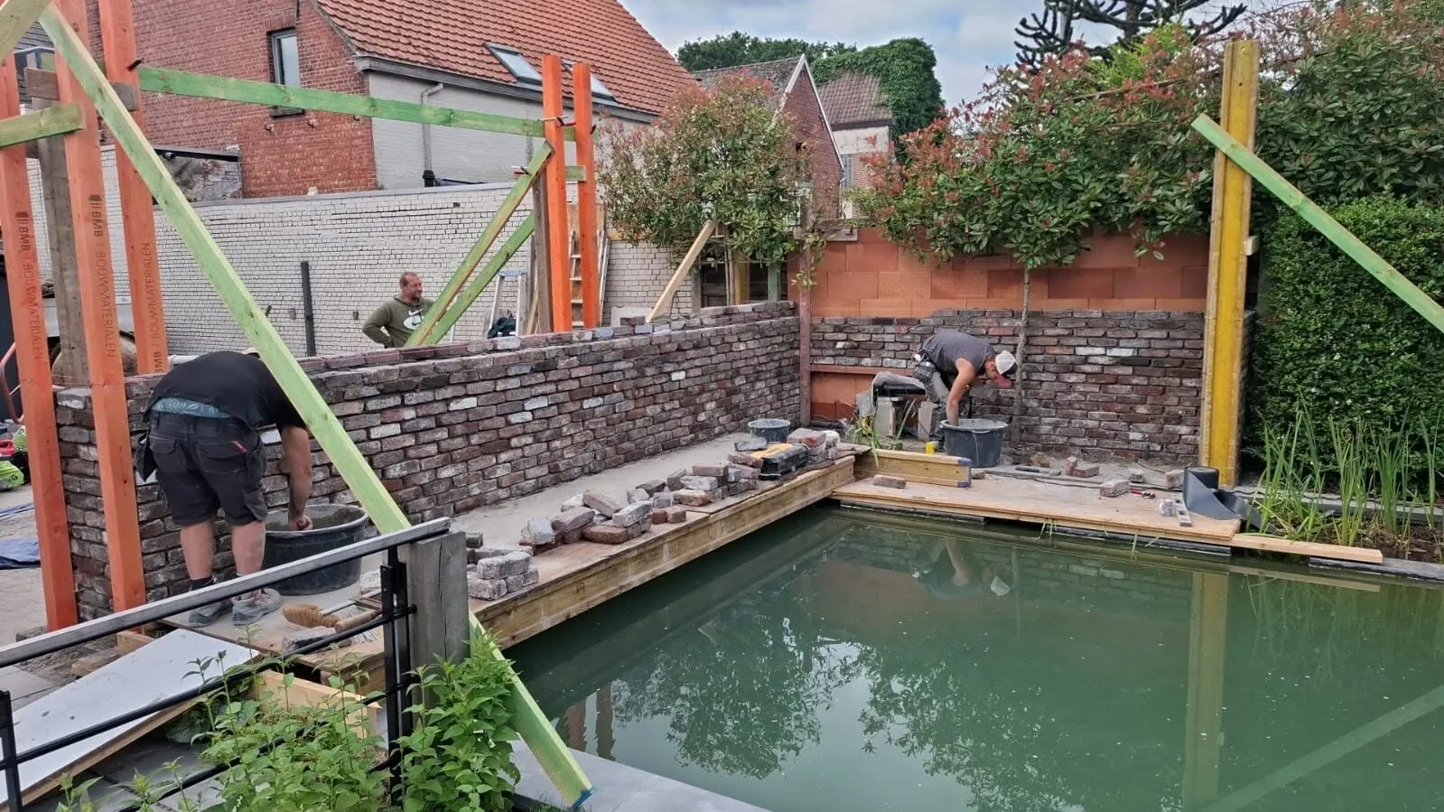 Ruwbouw rond de zwemvijver