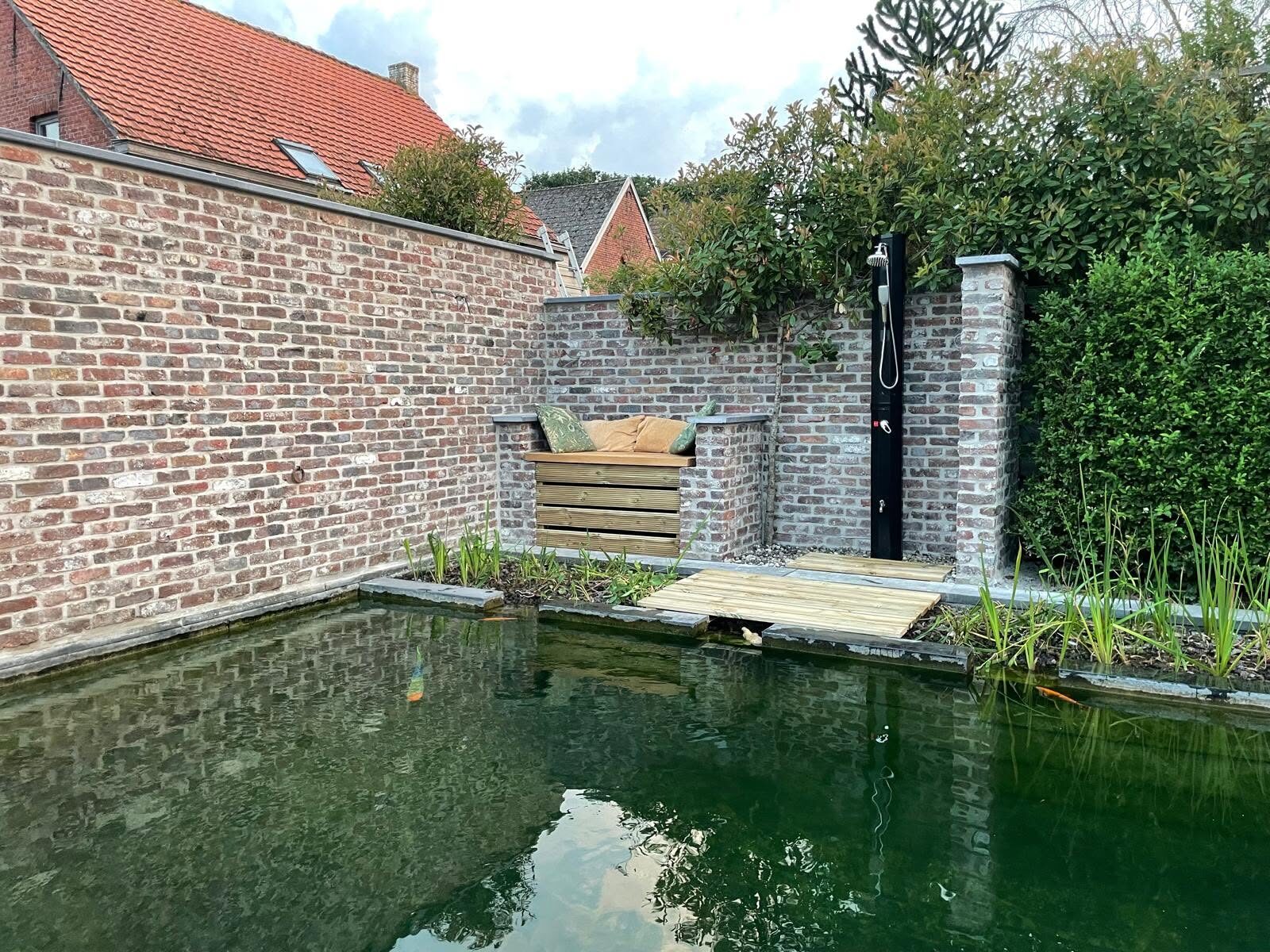 Natuursteen langs de zwemvijver