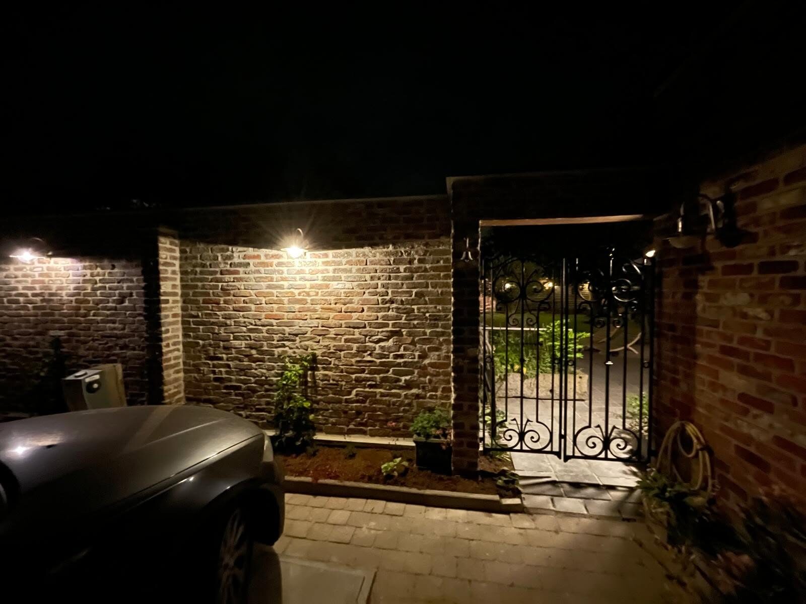 Verlichte muur bij valavond