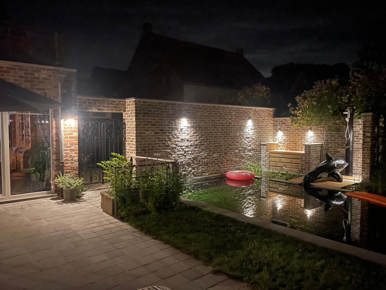 Avondzicht met zwemvijver