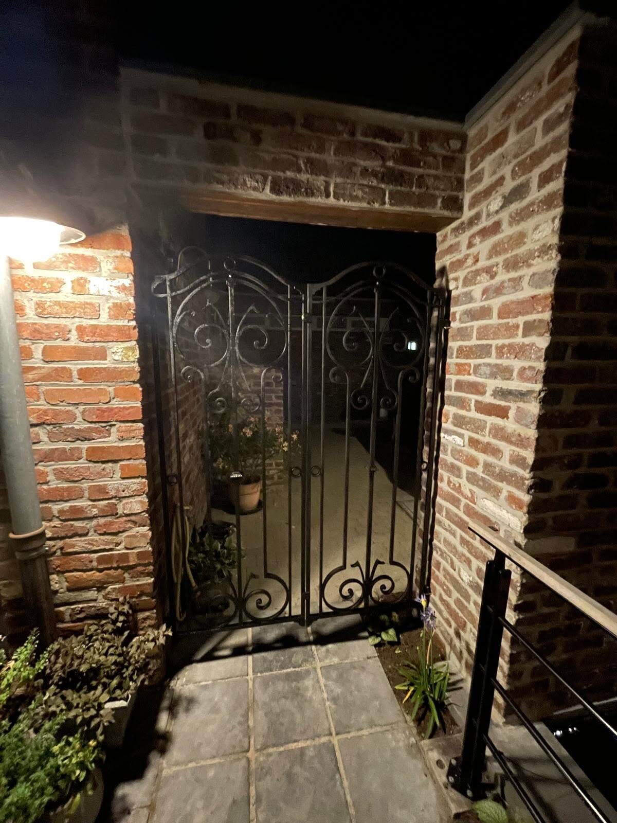 Verlichte doorgang langs de muur